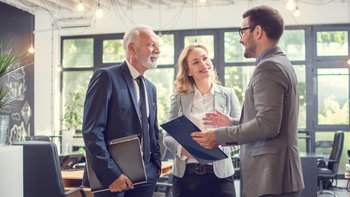Erbschaftsteuer drei Menschen im Gespräch